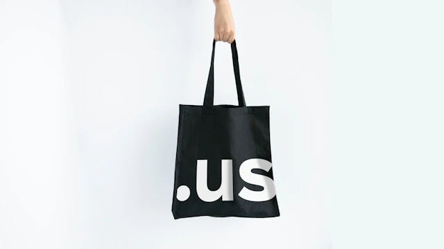 Branded tote bag symbolizing the visual identity of a brand, including logo and design language